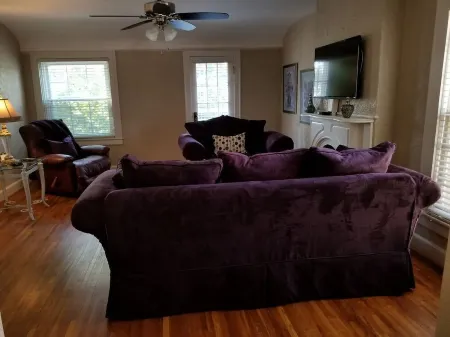 The Mayor's Suite-Historic Downtown-Columbus, Indiana Отели в г. Колумбус