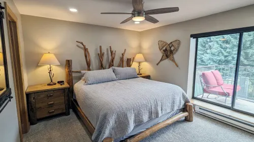 Luxury Condo w/ FREE WiFi, Parking, Heated Pool, Hot Tubs, Skier Shuttles