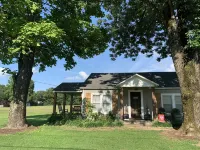 Country cottage on 3 acres right outside of town close to UTM Hôtels à : Comte de Weakley
