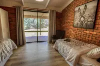 River front retreat in a quiet court only walking distance from cafes and Pub