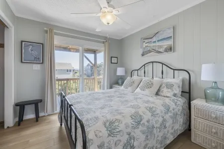 Wave Watcher - Amazing Ocean and Sound Views - One minute walk to the beach!