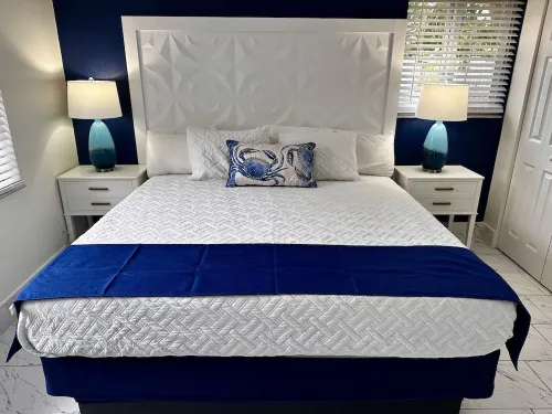 Unit 6 Premium 1 Bedroom King Pool View Suite, King Bed, kitchen, pool view