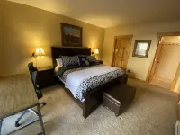 Ski In Ski Out 2 Bedroom Mountainwood Condo - One block to Town Hotels in Warriors Mark