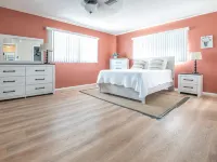 4Br Private Pool Home, Screened Lanai, & 3mi to Srq Airport Hotels in Whitfield
