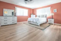 Sleeps 12!! Spacious Retreat in Sarasota, Close to Beaches and Downtown