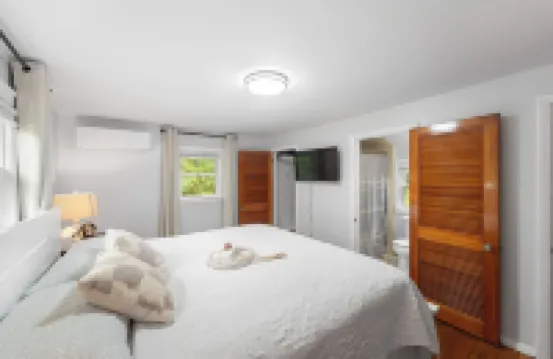 Peaceful Oasis minutes to T.F. Green International Airport, Main Street & more