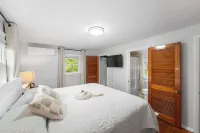 Peaceful Oasis minutes to T.F. Green International Airport, Main Street & more