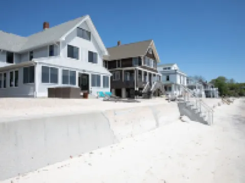 PRIVATE BEACH: A SLICE OF HEAVEN @ NIANTIC W/ 6 QUEENS 1 FULL BED Hotels in Niantic