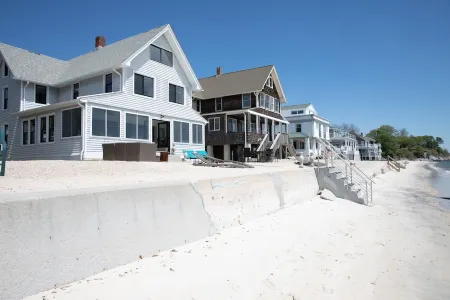 PRIVATE BEACH: A SLICE OF HEAVEN @ NIANTIC W/ 6 QUEENS 1 FULL BED