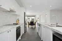North Edge Townhouse ~ Free Parking, City, Modern