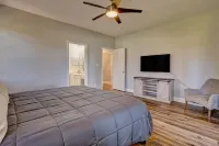 Luxury Golf Simulator, Golden Tee, Shuffleboard, Hot Tub and Stunning Views!