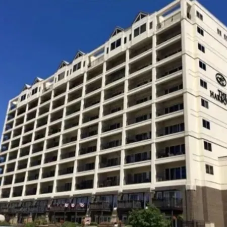 Spacious Riverfront Townhome Directly Across from Downtown Louisville