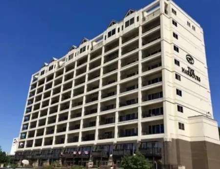 Spacious Riverfront Townhome Directly Across from Downtown Louisville