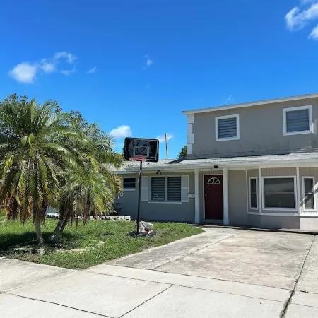 Quiet Pool Haven: 4BR - 9PPL, AC, WiFi, and Beaches Nearby