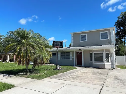 Quiet Pool Haven: 4BR - 9PPL, AC, WiFi, and Beaches Nearby