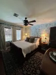 Quirky historic home, fully renovated! Designer interior! Plush linens! Firepit! Hotels in New Iberia