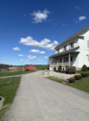 Spacious farmhouse on working PA family farm.  Close to AOAA park and Knoebels! - Homestays