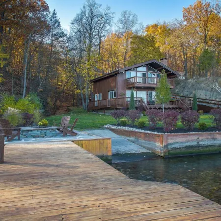 Just Us - Private Waterfront Home on Seneca Lake. Dog Friendly! Отели в г. Старки