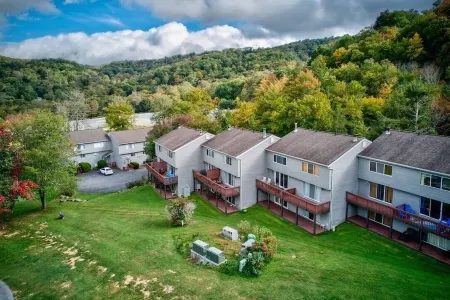 4BR/4Bath Townhome w/AC, Walk to Ski, Golf, Tennis, Hiking and More! Отели рядом с достопримечательностью «Колледж Лис-Мак-Рай»