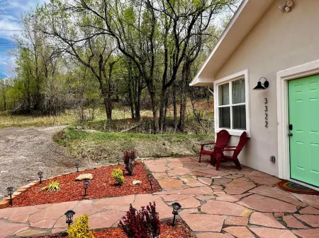 New Private Cottage with Hot Tub Steps from Garden of the Gods