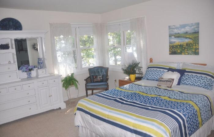 Lakefront Large Lodge in quiet bay~ Pontoon Rental Available