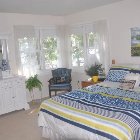 Lakefront Large Lodge in quiet bay~ Pontoon Rental Available
