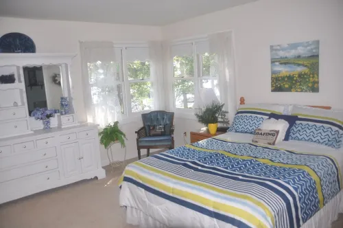 Lakefront Large Lodge in quiet bay~ Pontoon Rental Available