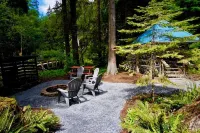Rustic cabin, nestled in the trees, under a mile to Mt. Rainier entrance. 리틀 팁수 레이크 주변 호텔