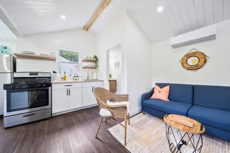 Gold Anchor Cottage - private hot tub getaway!