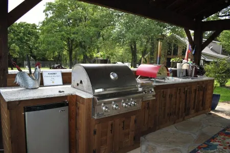 The Bunkhouse at Woodland Escape. Paradise meets countryside with pool & hot tub