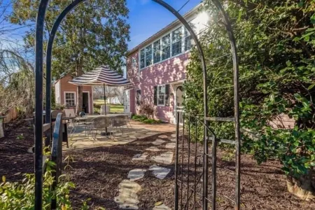 The PINK PEARL in Historic Leesburg