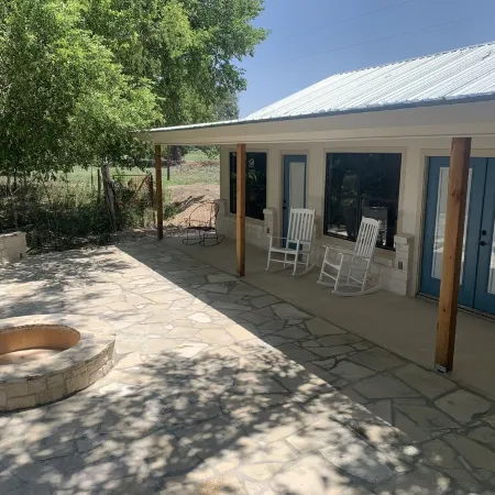 Cozy Cottage on the Frio-unplug and recharge