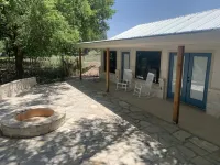 Cozy Cottage on the Frio-unplug and recharge Hotels in Real County