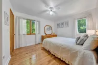 Lakefront Hudson Haven-Quiet Cove w/ Dock, Kayaks, Firepit!