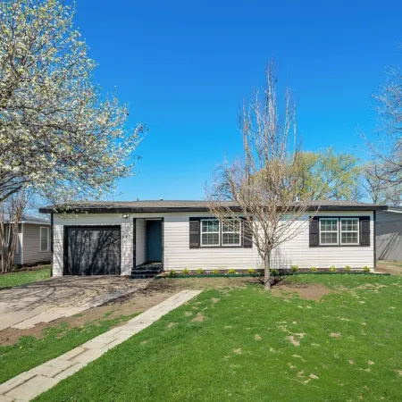 Walk to at&T Stadium & Globe Life! 3Br Home with Hot Tub & Backyard Oasis
