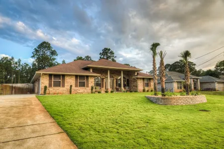 Gorgeous Home-w/fire pit!  7 miles to the beach-Longest fishing pier in the Gulf