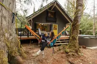 Fern Grove Cabin - Riverfront, Mountain views, Hot tub, Fire pit, Pet-friendly