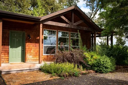 Durant Vineyard's Stoneycrest Cottage ~ stay amidst a destination for the senses Отели рядом с достопримечательностью «Sokol Blosser Winery»