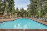 Attractive all-season townhome! Less than 10 min to Northstar, 3 min to beach!