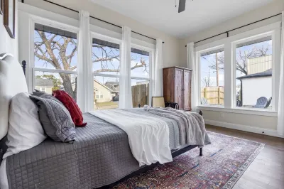 Tudor on Austin Ave - HOT TUB - 5 mins to Silos & McLane Stadium 웨이코 컨벤션 센터 주변 호텔