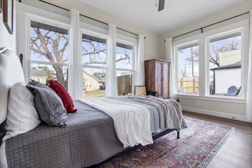 Tudor on Austin Ave - HOT TUB - 5 mins to Silos & McLane Stadium