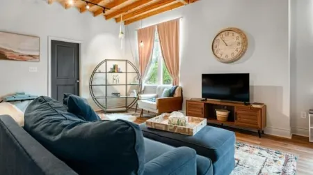 Charming & Spacious Hideaway by Downtown Bryan