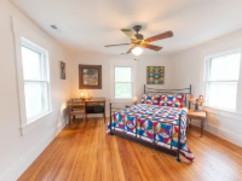 Vintage Space! 60 Seconds from Downtown Lee Summit Hotels in Lee's Summit