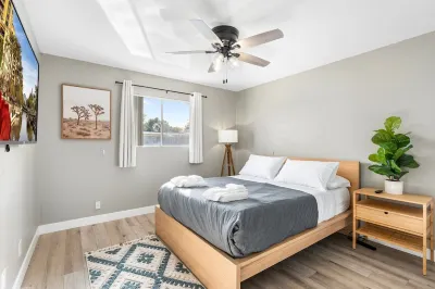 4 Bed Mid Century Modern w/ Pool, Putting Green, Wood Fired Pizza Oven, Sleeps 9 Hotel in zona Costco Wholesale