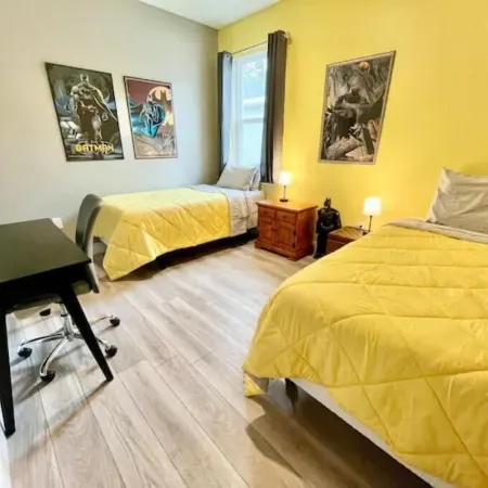 The Billiard: super fun home close to downtown with fully-fenced yard