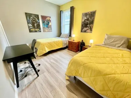 The Billiard: super fun home close to downtown with fully-fenced yard