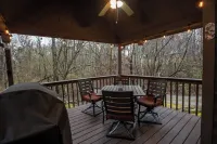 Cozy Pet Friendly Cabin in Townsend w/ TONS of privacy.  Sleeps 8.