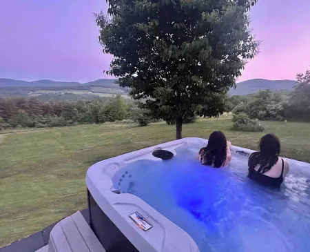 Endless Mountain Views & Outdoor Hot Tub. 8 miles to downtown Windham & Skiing!