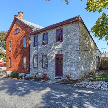 3 Levels w/ Gameroom, Firepit, Grill Near Hershey Walkable To Restaurants & Bars