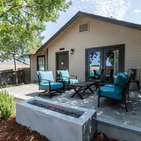 Walk DOWNTOWN! High-end remodel w porch/2 firepits
